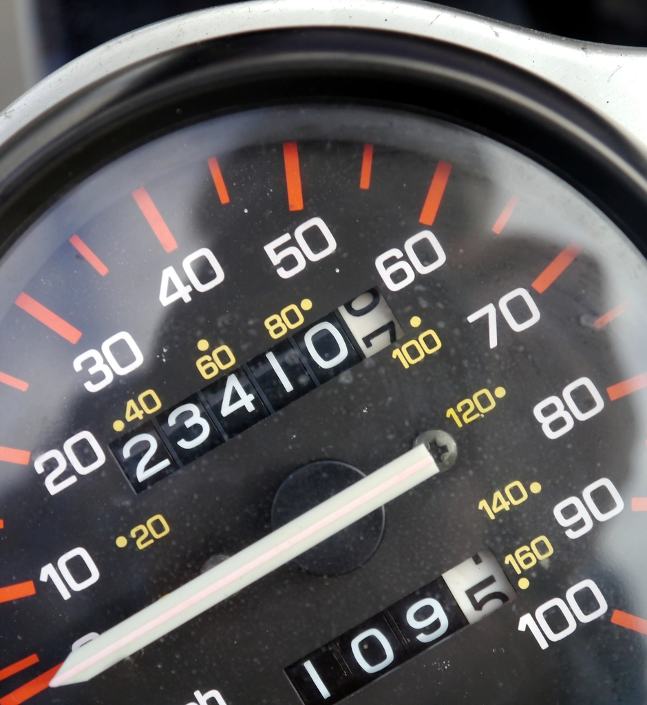 走行距離計が23万kmを超えているメーターの写真